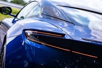 左右のCピラーから走行中にエアを吸入し、トランクリッド後端から排出させる「アストンマーティン・エアロブレード」と名付けられたバーチャルスポイラー機能を採用。