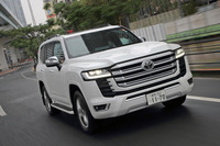 「トヨタ・ランドクルーザー」の一番人気は上級仕様の「ZX」。コーナリング性能を高めるリアLSDや、全5種類のモードからなる「ドライブモードセレクト」など（「VX」以下のグレードは3種類）、走り関連の装備も充実している。（写真：荒川正幸）