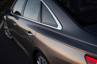 5代目「アウディA6」のショルダーライン。リアフェンダーの上に、いったい何本のプレスラインが乗っかっているのやら……。