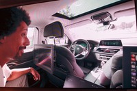 BMWのテスト風景。これはレベル4の自動運転シーンを記録したもので、運転席にドライバーがいない状態でクルマがパッセンジャーを乗せて走行している。