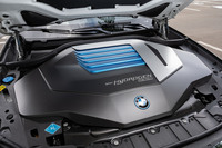 ボンネットの下は巨大なカバーで覆われる。燃料電池のセルはトヨタ自動車が供給し、BMWがスタック化している。