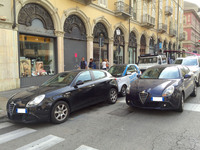 筆者の写真アーカイブから。「アルファ・ロメオ・ジュリエッタ」は、トリノ市街“名物”の二重駐車である。2015年撮影。