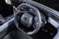 プジョーのi-Cockpitではステアリングホイールをおなかの前で握るようなドライビングポジションが基本。上下のリムはフラットになっている。