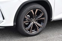 20インチのアルミホイール。ブロンズカラーで仕上げた上に切削光輝加工が施される。