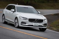 ワインディングロードを行く「V90 T8 Twin Engine AWD インスクリプション」。