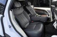 LWBには3列7人乗りや2列4人乗りのシートレイアウトも用意されるが、スタンダードホイールベース（SWB）は2列5人乗りのみ。センターコンソールには後席用空調や車内灯、ブラインドなどの操作に用いるタッチパネルが備わっている。