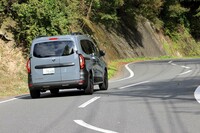 シャシー性能の高さは初代から受け継がれる「カングー」の美点。こうしたワインディングロードでも、背の高いMPVとは思えない安定した走りを披露する。