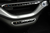 センタークラスターの下端に位置するボタン式のシフトセレクター。上段のオープントレーには、上位グレードでは携帯端末の非接触充電機構が備わる。