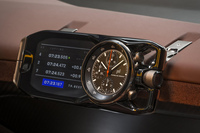 アナログとデジタルの2つのディスプレイを備えた専用のストップウオッチモジュールは、ポルシェデザインによるもの。