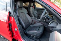 レザーシートにはハニカムパターンのステッチがあしらわれる。エンジン車の「RS」モデルでは「RS」ロゴがステッチされるのに対し、「RS e-tron GT」ではプリントとなっている。