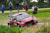 「シュコダ・ファビア」をドライブするヨス・フェルスタッペンのインカット。こんな感じにバンクを使って曲がっていくんです。