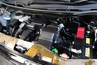 「ワゴンRスティングレー ハイブリッドＴ」の0.66リッターターボエンジンは、最高出力64ps、最大トルク10.0kgmを発生。マイルドハイブリッドシステムの採用により、JC08モード燃費で28.4㎞/リッターを実現している。