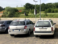 2世代の「アストラ ステーションワゴン」が遭遇。2000年代に生産された3代目（写真左）と、1990年代の初代（同右）。2019年6月、シエナで。