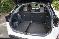 荷室6：4分割式のフロアパネルが特徴。写真のように、荷物に合わせてフロアレベルを変えられる。長尺物には3分割式の後席を倒すことで対応できる。