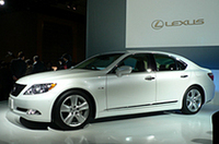 レクサスのフラッグシップ「LS」国内初公開、初のハイブリッド＆リムジンも