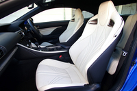 ヘッドレスト一体型の専用シート。骨格や筋肉の流れに沿うとされる縫製パターンも特徴的だ。