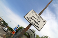 小さな村に入る前に掲げられた「自動取り締まり機あり」の標識。