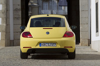 日本に先行導入される「ザ・ビートル1.2TSI デザイン レザーパッケージ」の予約受付は2012年4月中旬から、デリバリー開始は6月を予定しているという。価格は303万円で、ファブリック仕様（250万円）の導入時期は追って発表される。