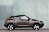 マッチョでドッシリとしたSUVの下半身と、スポーツカーライクなスマートな上屋。真横から見ると、その特徴が際立つ。