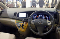 トヨタの新型ミニバン、大開口がジマンの「アイシス」登場の画像