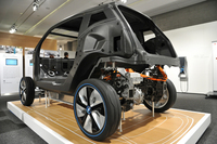 バッテリーはアルミ製シャシーの中央に置かれ、モーターは車体後部に搭載される。