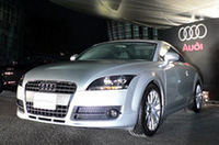 
	当日は、建物の内外に多くの「アウディTT」が配置された。
	 