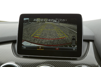 ダッシュボード中央には、独立した形状の8インチモニターが置かれる。写真は、全車標準となる「アクティブパーキングアシスト」の表示画面。