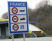 スイスからフランスに入った途端にある標識。有料道路の標識は青に変わる。