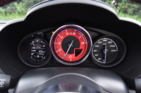 
	メーターは3眼式。赤い文字盤が目を引くエンジン回転計には8000rpmまで目盛りが振られているが、エンジンのレブリミットは6500rpmとなっている。
	