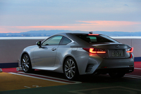 スピンドルグリルのイメージが取り入れられたリアビューは、ワイド感と低重心を追求したという。