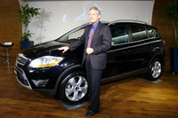 2010年秋に日本導入が予定される「フォード・クーガ」（下写真も）と、フォード・ジャパン・リミテッドのティム・タッカー代表取締役社長兼CEO。