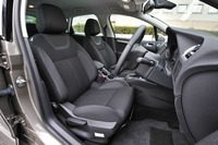 シート地はファブリック。運転席にはランバーサポートが備わり、助手席下にはトレーが用意される。