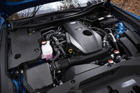 
	「クラウン アスリート」に新たに設定された2リッター直4直噴ターボエンジン。「レクサスNX」から導入が進められているパワーユニットで、クラウンのものは235psの最高出力と35.7kgmの最大トルクを発生する。
	