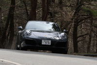 装備の強化も図られており、減衰力可変ダンパーの「PASM」が全車標準装備となったほか、「カレラS」には後輪操舵機構がオプション設定された。