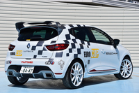 今回発売されたルノーこだわりのスペシャルパーツ、「軽量鍛造アロイホイール」「専用チタンマフラー」「専用リアスポイラー」を組み込んだ、「ルーテシアR.S.」のデモカー。