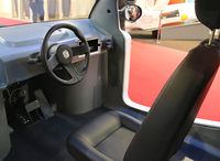 「ウェーズ」は3人乗りでドライバーズシートはセンターに配置。あとの2人は少しオフセットした後方に座る。