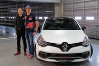 「ルノー・ルーテシアR.S.トロフィー」と、F1ドライバーのマックス・フェルスタッペン選手（写真右）、ルノー・ジャポンの大極 司代表取締役社長（同左）。