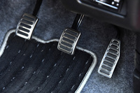 ステンレス製のABCペダルプレート。コーナリングなどで左足を踏ん張る、フットレストがないのが惜しい。