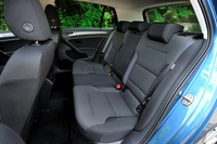 ホイールベースの延長などにより、後席の居住性が向上した。レッグルームは15mm拡大されている。