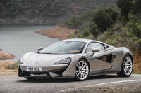 
	マクラーレンの「スポーツシリーズ」とは、同社の製品の中ではベーシックかつピュアなシリーズのこと。価格的には“最も身近なマクラーレン”となる。上位に「アルティメットシリーズ」と「スーパーシリーズ」がある。
	