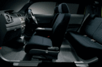 前席が沈んで車外から見えなくなる「マッタリモードシート」。ちなみに“まったり”とは、京都弁で「とろんとした穏やかな口当たり」という食感をあらわす言葉だったが、昨今の若者の間では「のんびりとした」気分や状態を表現する語として使われている、らしい。