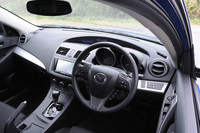 「20S-SKYACTIV」のインテリア。「20C-SKYACTIV」との装備の違いは、本革巻きのステアリングホイールとシフトノブ、4.1インチカラー液晶のマルチインフォメーションディスプレイなど。