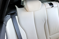 乗員を包み込むようなカーブを描く、後席の肩まわり。「3シリーズ」「4シリーズ」とは異なるディテールである。