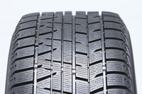 左右非対称な溝が刻まれる、「アイスガード ファイブ プラス」のトレッド面。車体イン側（写真左側）は氷上で、車体アウト側（写真右側）は雪上やウエット、ドライ路面で性能を発揮するようにデザインされている。