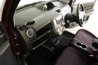 どこに何を入れたか忘れてしまうほど小物入れやトレーの数は豊富。運転席シートのホールド性能がいまいちで、交差点を曲がるくらいでもお尻がズレてしまうのが気になった。