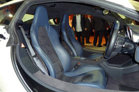 シートはフルレザータイプのほか、アルカンターラとのコンビネーションタイプも用意される。