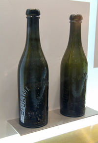 ダイムラーが製造していた清涼飲料の瓶（1905年）。表面に社名が記されている。