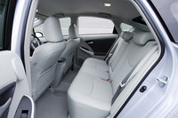 薄型フロントシートの採用とルーフのピークが後方に移動したことで、居住性がアップしたリアシート。シート表皮は、本革、上級ファブリック、ファブリックの3タイプが用意される。