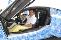 ごらんのように、運転席の背後には、それほど広くない後席も用意されている。
    