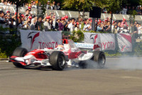 想像以上の爆音に、思わず耳を押さえるひともチラホラ。